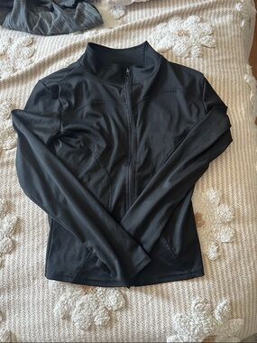 cropped Black Full-Zip Lightweight Athletic Jacket